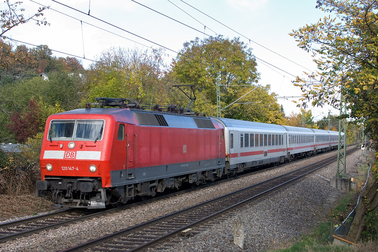 120 147 mit IC 1681 bei km 12,8 (Oktober 2012)