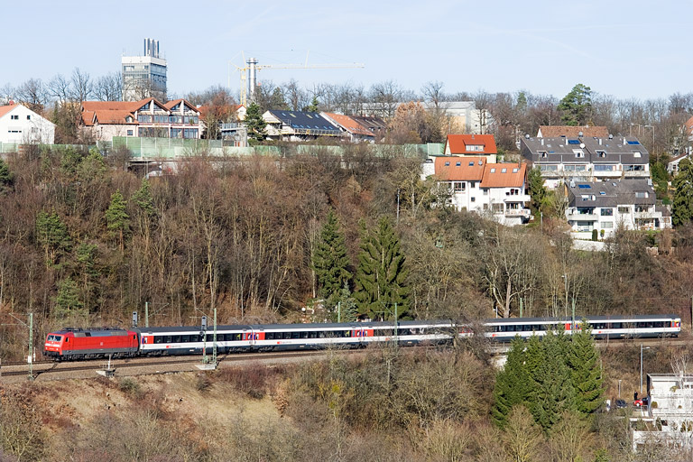 120 148 mit IC 185 bei km 13,4 (Dezember 2012)