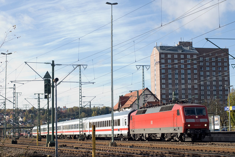 120 151 mit IC 1684 bei km 15,6 (November 2012)