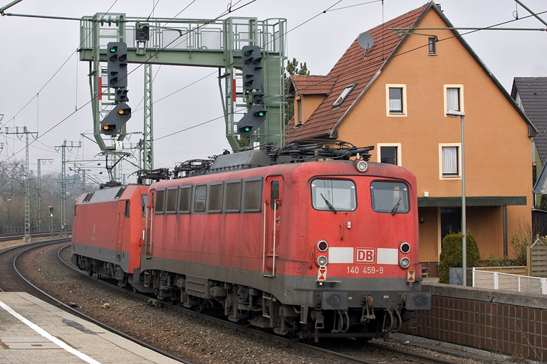 152 119 und 140 459 als EK 56180 bei km 16,6 (M&auml;rz 2012)