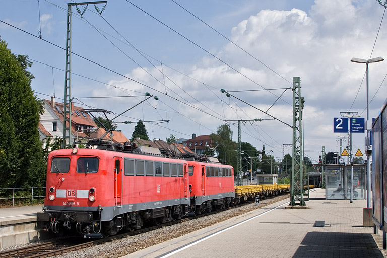 140 855 und 140 808 mit DBV 24589 bei km 15,6 (August 2012)
