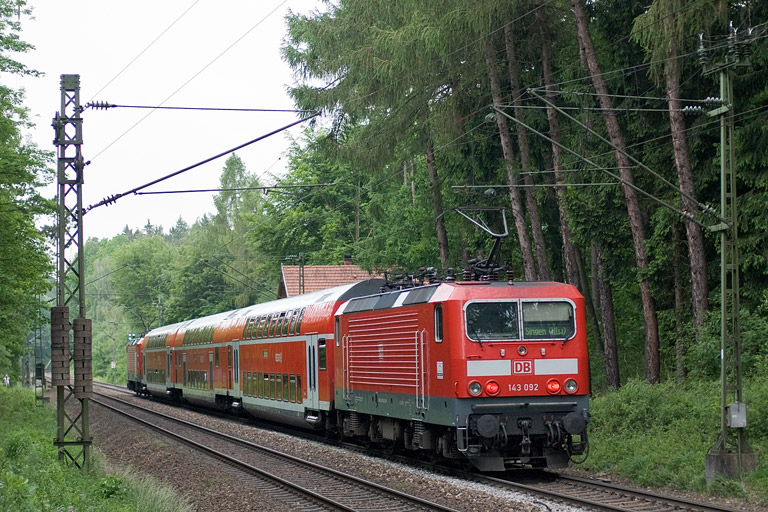 143 092 mit RE 19045 bei km 18,0 (Mai 2012)