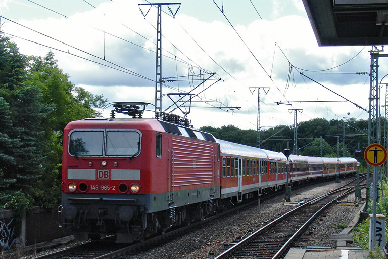 143 965 mit RE 19004 bei km 16,8 (Juni 2012)