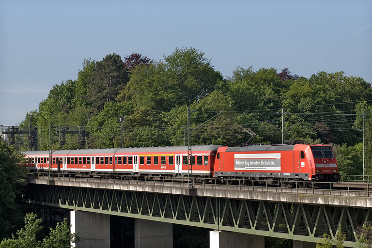 146 220 mit RE 19036 bei km 14,6 (Mai 2012)