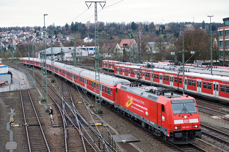 146 224 mit RE 19000 bei km 16,0 (Dezember 2012)