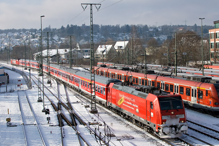 146 225 mit RE 19000 bei km 16,0 (Dezember 2012)