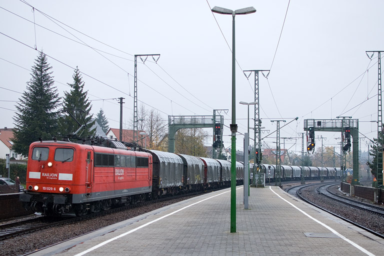 151 029 mit GM 49225 bei km 16,8 (November 2012)