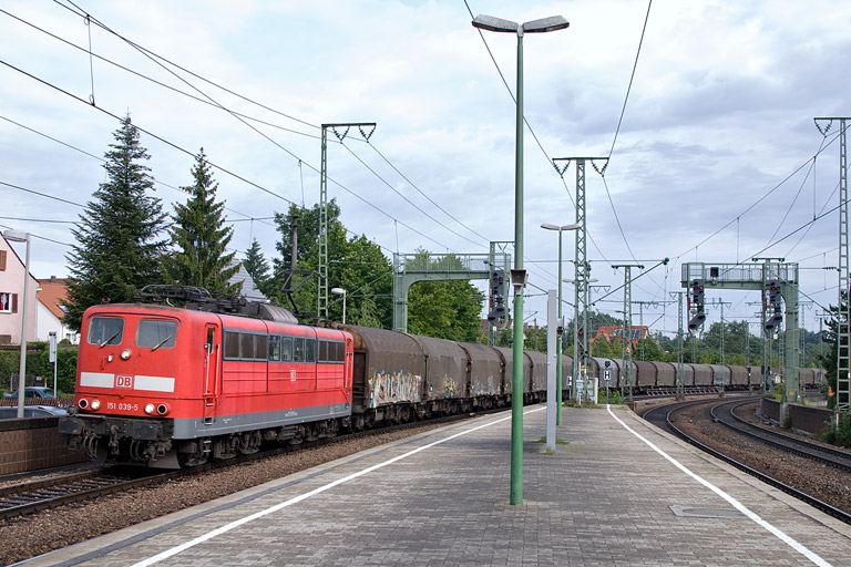 151 039 mit GM 49225 bei km 16,8 (Juli 2012)