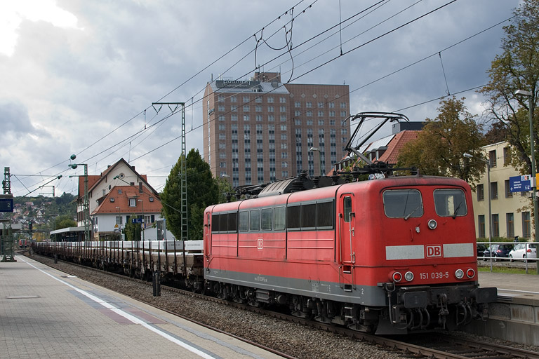 151 039 mit GM 49375 bei km 15,6 (Oktober 2012)