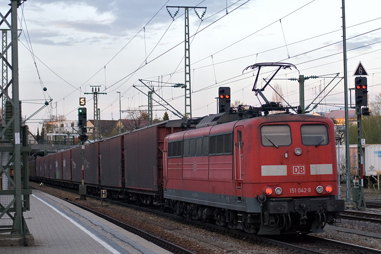 151 042 mit GA 60084 bei km 15,4 (April 2012)