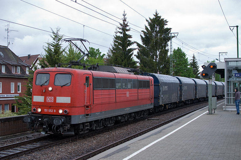151 052 mit GM 49225 bei km 16,8 (Mai 2012)