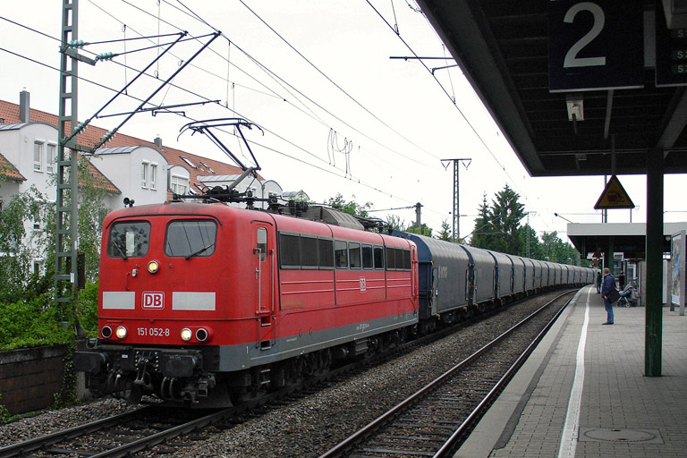 151 052 mit GM 49225 bei km 16,8 (Mai 2012)