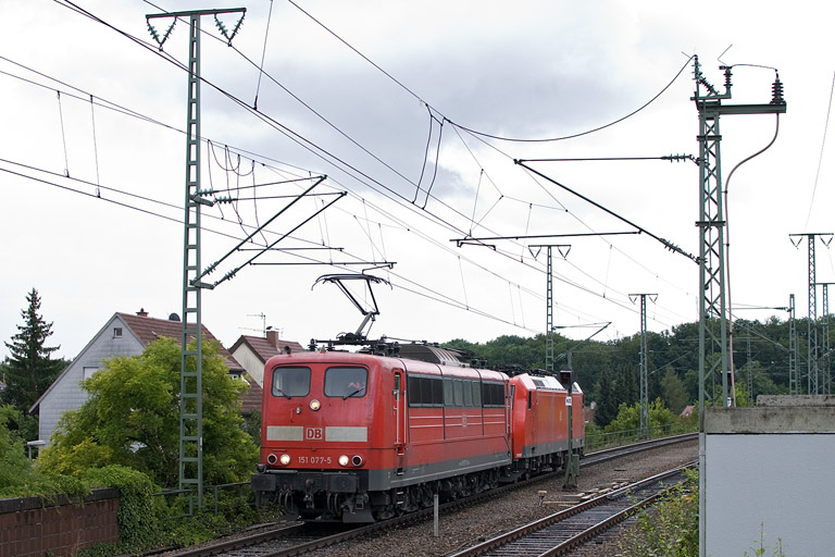 151 077 und 185 179 bei km 16,8 (Juli 2012)