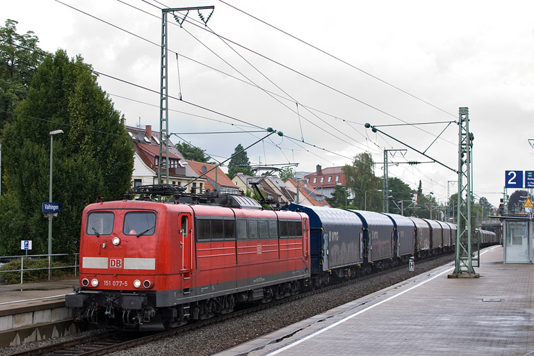 151 077 mit GM 49225 bei km 15,6 (Juli 2012)
