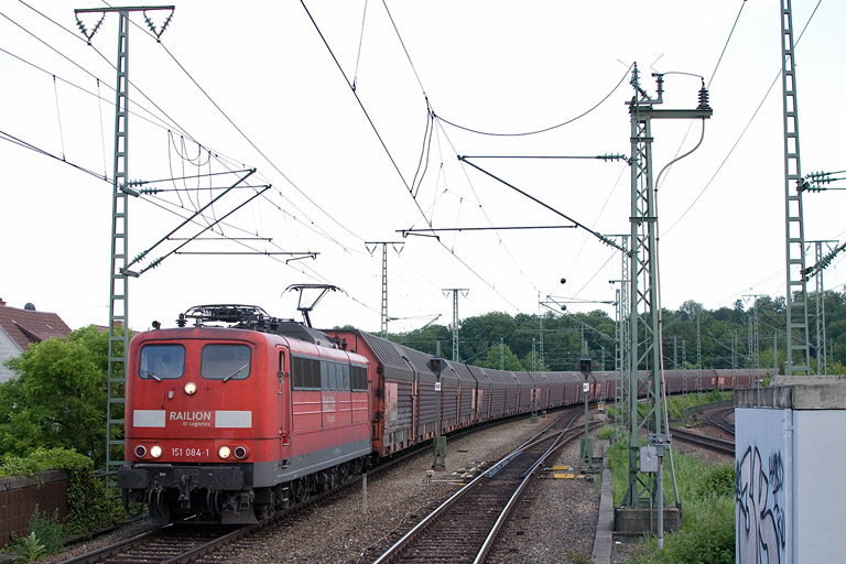 151 084 mit GA 60084 bei km 16,8 (Mai 2012)