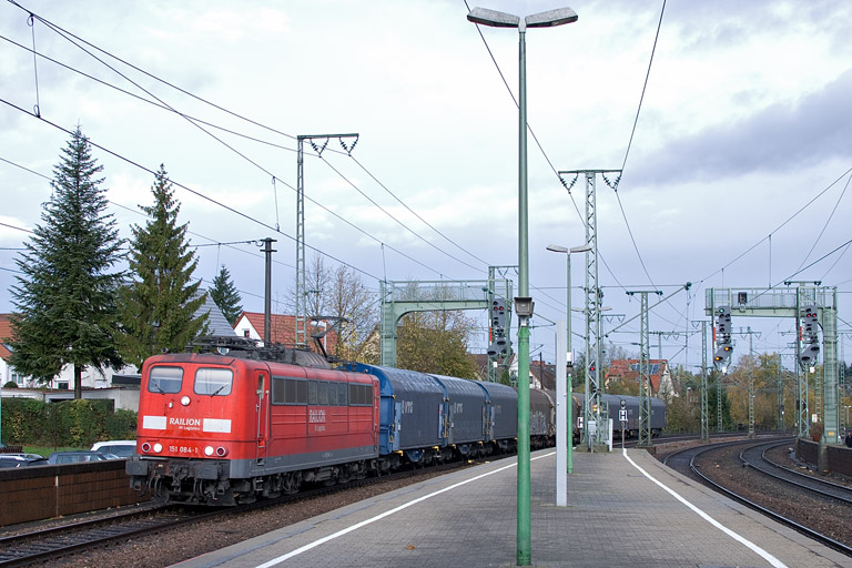 151 084 mit GM 49225 bei km 16,8 (November 2012)