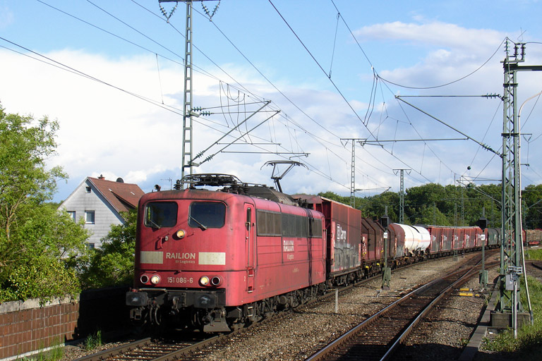 151 086 mit EK 56166 bei km 16,8 (Mai 2012)