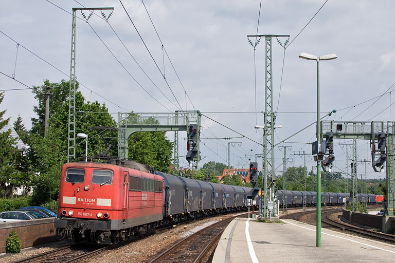 151 087 mit GM 49225 bei km 16,6 (Juni 2012)