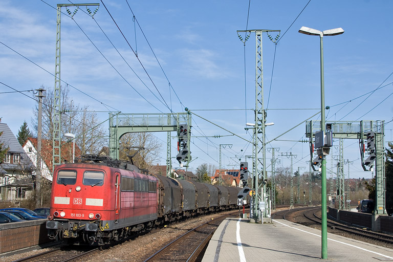 151 103 mit GM 49225 bei km 16,6 (M&auml;rz 2012)