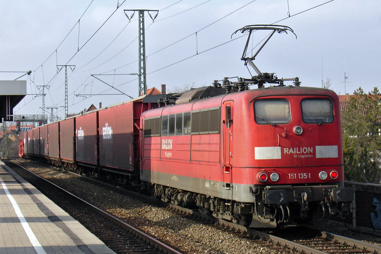 151 135 mit GA 60082 bei km 16,8 (M&auml;rz 2012)