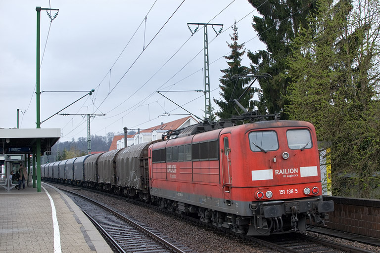 185 189 und 185 069 mit GM 62530 bei km 16,6 (April 2012)