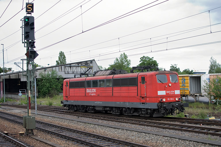 151 153 bei km 15,6 (Juni 2012)
