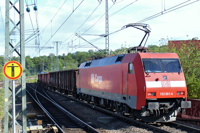 152 001 mit EK 56173 bei km 16,8 (Mai 2012)