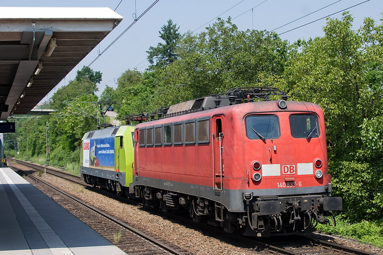 152 005 und 140 837 mit EK 56180 bei km 14,0 (Mai 2012)