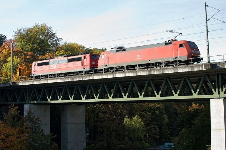 152 008 und 151 163 bei km 14,6 (Oktober 2012)