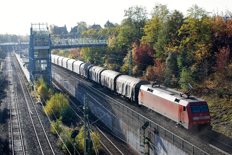 152 008 mit GM 49225 bei km 14,0 (Oktober 2012)