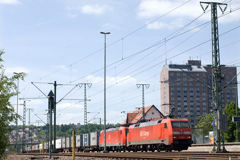 152 035 und 185 088 bei km 15,6 (Mai 2012)