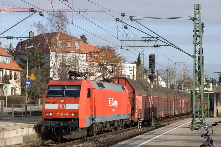 152 048 mit EK 56165 bei km 15,6 (Januar 2012)