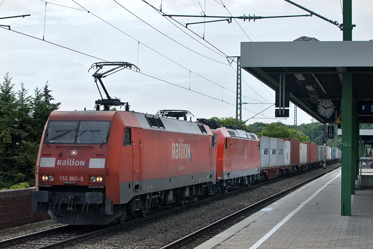152 060 und 185 089 mit KT 43160 bei km 16,8 (Juni 2012)