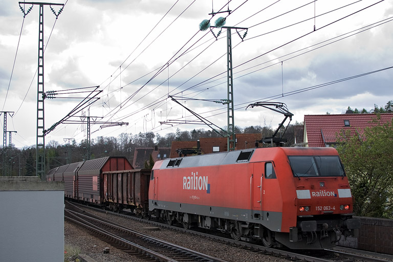 152 063 mit EK 56173 bei km 16,8 (April 2012)