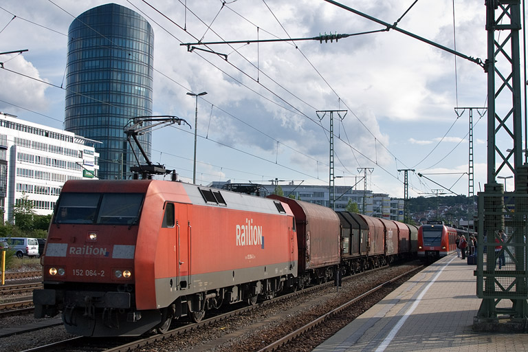 152 064 mit EK 56166 bei km 15,6 (Juni 2012)