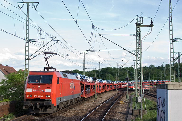 152 066 mit GA 60084 bei km 16,8 (Mai 2012)