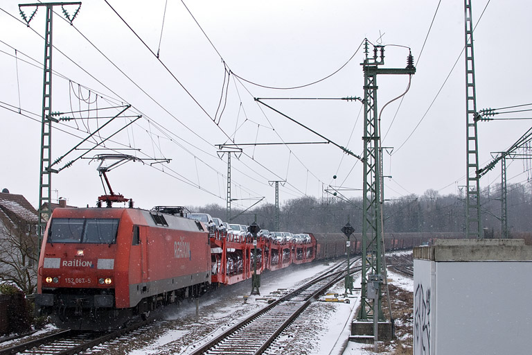 152 067 mit EK 56180 bei km 16,8 (Februar 2012)