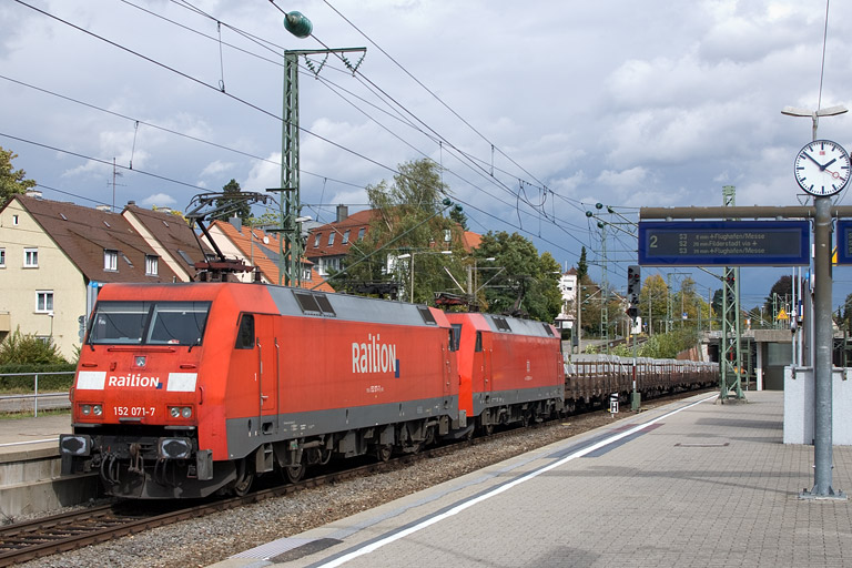 152 071 und 152 006 mit GM 49375 bei km 15,6 (Oktober 2012)