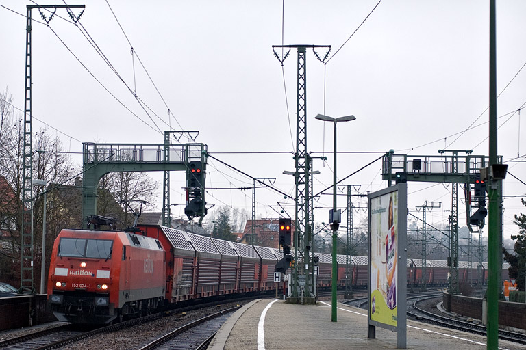 152 074 mit EK 56165 bei km 16,6 (Januar 2012)
