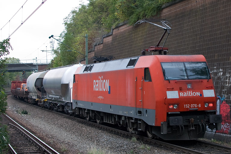 152 076 mit EZ 45175 bei km 14,4 (Oktober 2012)