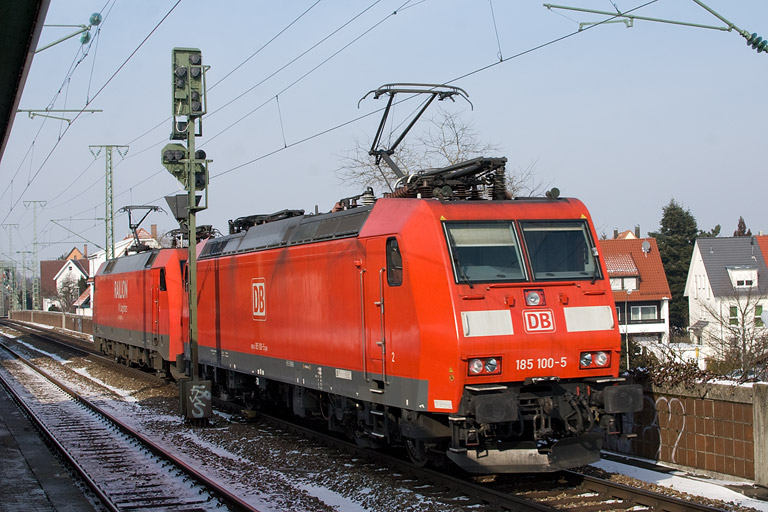 152 085 und 185 100 als EK 56180 bei km 16,8 (Februar 2012)