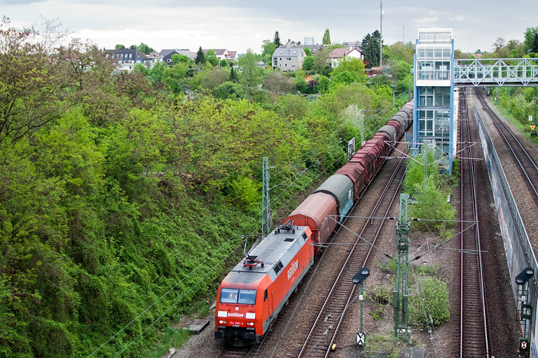 152 087 mit EK 56166 bei km 14,0 (Mai 2012)