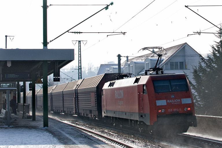 152 094 mit EK 56165 bei km 16,8 (Februar 2012)