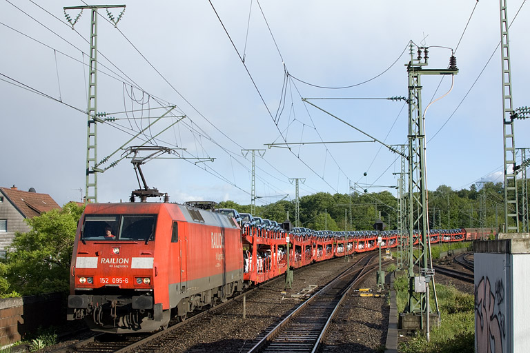 152 095 mit GA 60084 bei km 16,8 (Mai 2012)