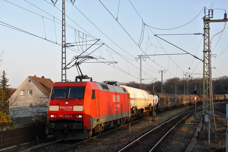 152 096 mit EK 56166 bei km 16,8 (M&auml;rz 2012)