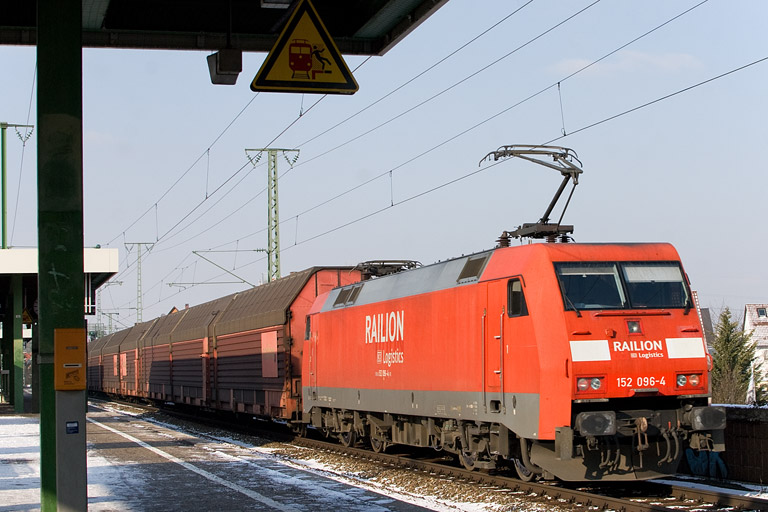 152 096 mit EK 56180 bei km 16,8 (Februar 2012)