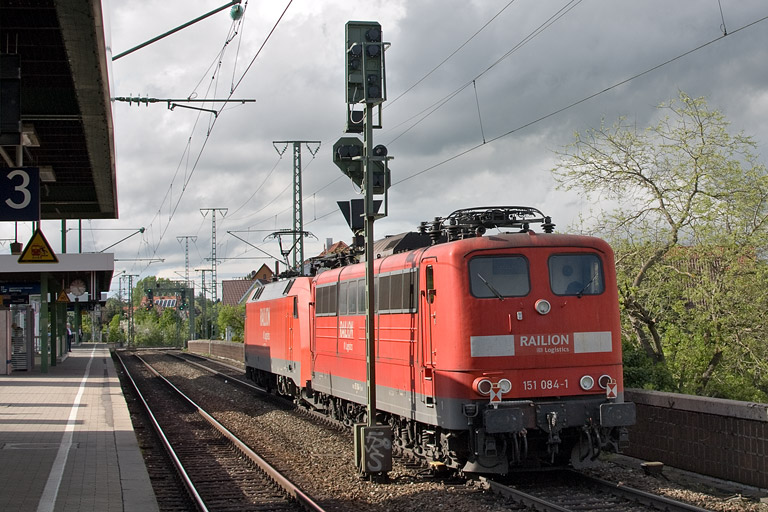 152 101 und 151 084 bei km 16,8 (Mai 2012)