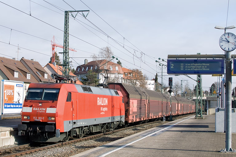 152 101 mit EK 56165 bei km 15,6 (Februar 2012)