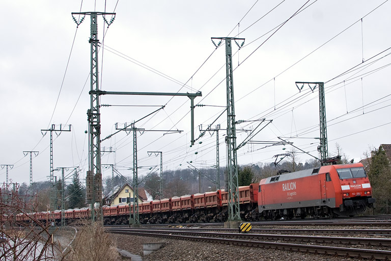 152 106 mit GB 62490 bei km 16,4 (Februar 2012)