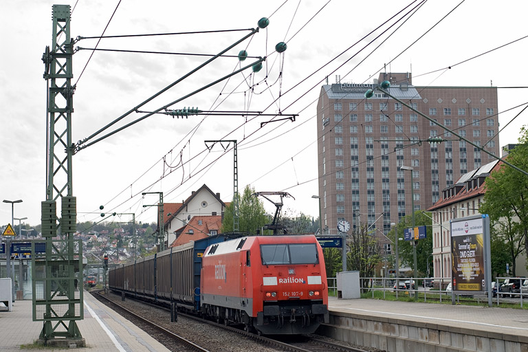 152 107 mit EK 56173 bei km 15,6 (April 2012)